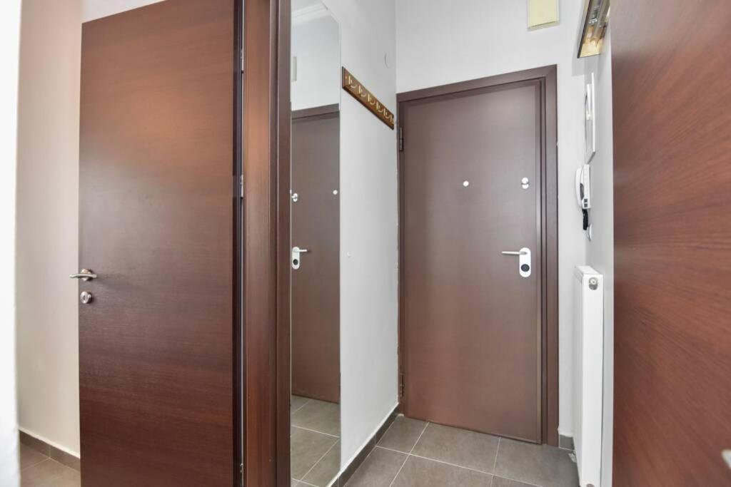 Modern Apartment In The Heart Of The City 拉里萨 外观 照片